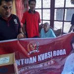 Penyerahan bantuan kursi roda dari mbak Casyta