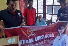 Penyerahan bantuan kursi roda dari mbak Casyta