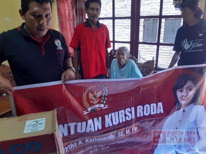 Penyerahan bantuan kursi roda dari mbak Casyta Penyerahan bantuan kursi roda dari mbak Casyta
