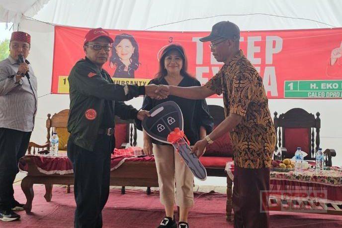 Penyerahan mobil siaga secara simbolis Peningkatan Pelayanan Darurat, Eko Budi Santoso Serahkan Mobil Siaga di Desa Monggot