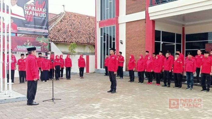 Peringati HUT PDI Perjuangan Ke-51, Banteng Banyumas Gelar Upacara Bendera