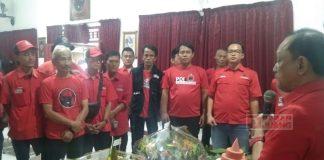 Rayakan Ulang Tahun Ibu Megawati Ke-77, Agung Satria Bagi-bagi Nasi Tumpeng