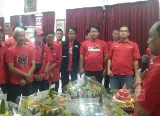 Rayakan Ulang Tahun Ibu Megawati Ke-77, Agung Satria Bagi-bagi Nasi Tumpeng