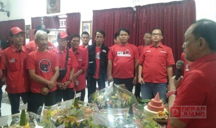 Rayakan Ulang Tahun Ibu Megawati Ke-77, Agung Satria Bagi-bagi Nasi Tumpeng