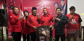 Sri Rejeki Serahkan Penghargaan Untuk Pemenang Lomba Bingkai Poster Bung Karno Sri Rejeki