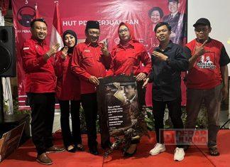 Sri Rejeki Serahkan Penghargaan Untuk Pemenang Lomba Bingkai Poster Bung Karno Sri Rejeki