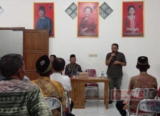 Foto : Sugiyarto (depan-duduk) bersama jajaran tokoh masyarakat Desa Pengkok.