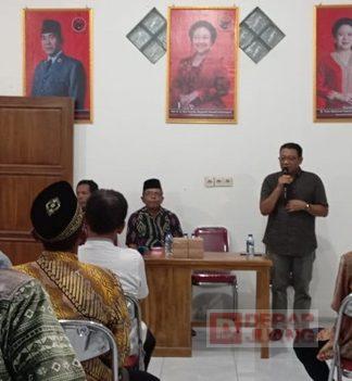 Sugiyarto Gelar Konsolidasi Bersama Tokoh Mayarakat Se-Desa Pengkok Foto : Sugiyarto (depan-duduk) bersama jajaran tokoh masyarakat Desa Pengkok.