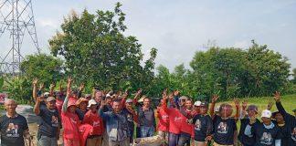 Sutarno bantu pembangunan talud jalan