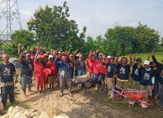 Sutarno bantu pembangunan talud jalan