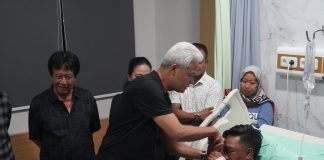 Ganjar Jenguk Relawannya yang Dianiaya Oknum TNI di Boyolali