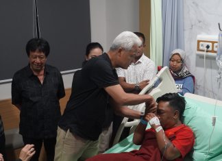 Ganjar Jenguk Relawannya yang Dianiaya Oknum TNI di Boyolali