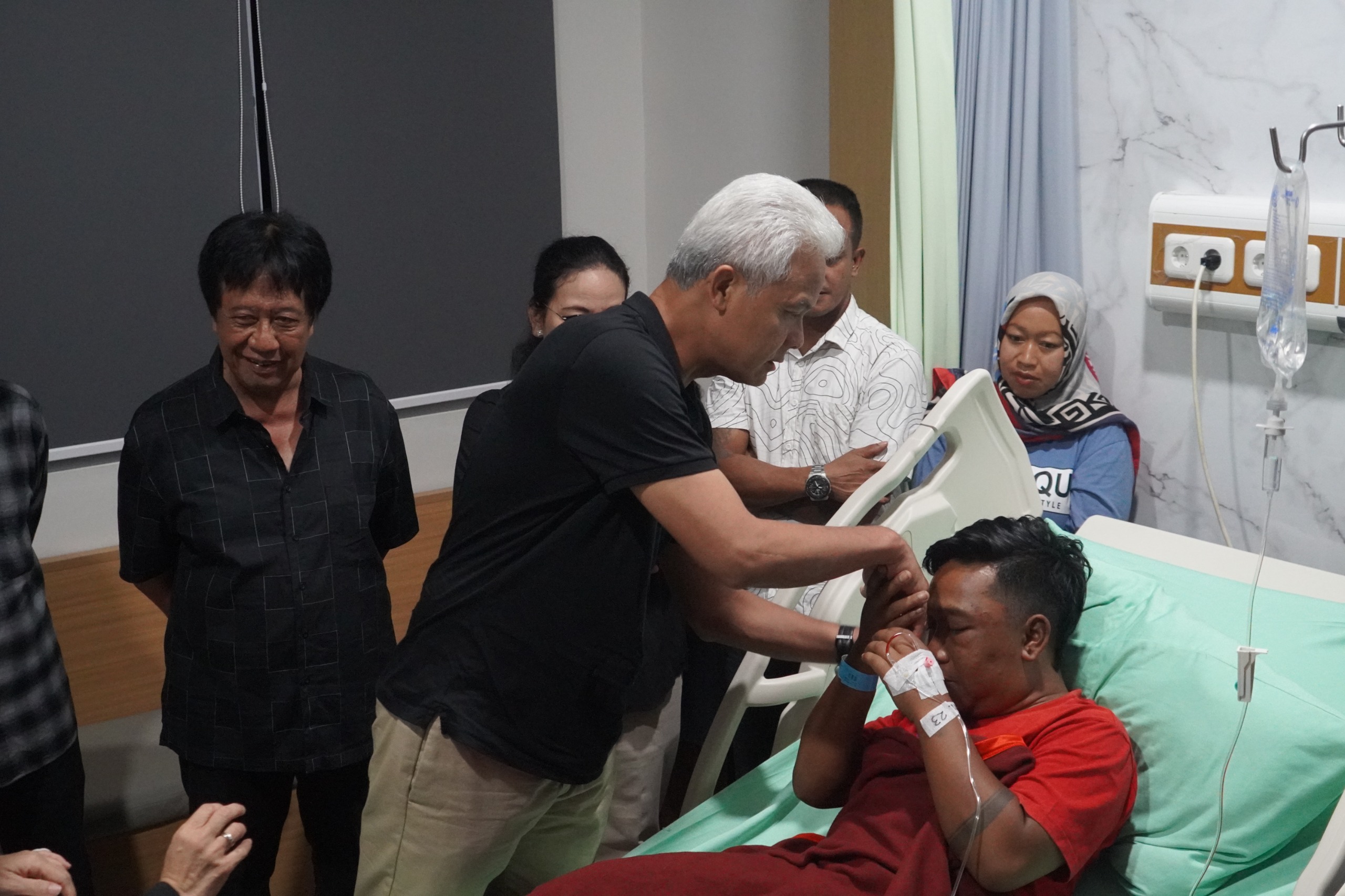 Ganjar Jenguk Relawannya yang Dianiaya Oknum TNI di Boyolali