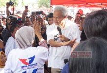 Ganjar Dicurhati Emak-Emak Ketika Hadiri Deklarasi APIMSO Ganjar Dicurhati Emak-Emak Ketika Hadiri Deklarasi APIMSO