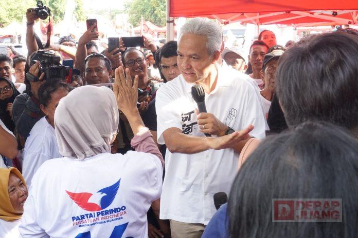 Ganjar Dicurhati Emak-Emak Ketika Hadiri Deklarasi APIMSO Ganjar Dicurhati Emak-Emak Ketika Hadiri Deklarasi APIMSO