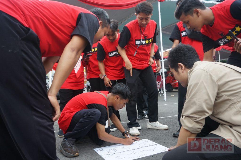 Para staf BSPN ad hoc Komandante Bintang 3 kompak mengikuti mancakrida atau outbound di halaman Kantor DPD PDI Perjuangan Jateng, yang merupakan salah satu aktivitas dalam acara Training of Trainer (ToT) sistem penghitungan mandiri Pemilu 2024,