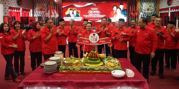 HUT ke-51 PDI Perjuangan, DPD Partai Simbolis Potong Tumpeng Sebagai Bentuk Syukur