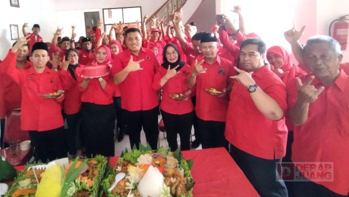 Meriahkan HUT Partai Ke-51, DPC PDI Perjuangan Cilacap Potong Tumpeng