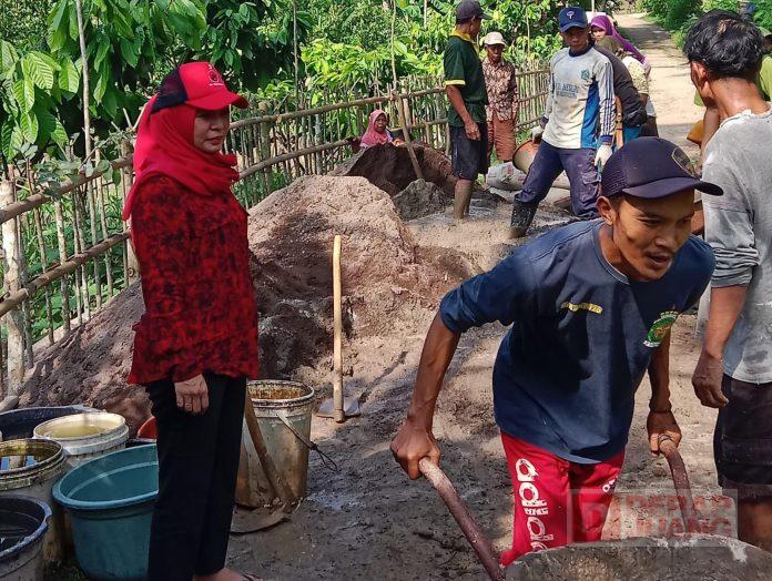 Berikan Manfaat, Nike Bangun Jalan Desa Sindangbarang