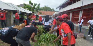 Masa Kampanye, Pasukan Tempur Taufik Nurhidayat Lakukan Bersih Lingkungan