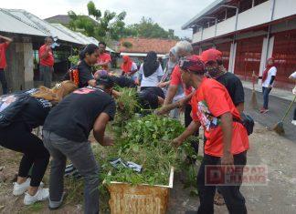 Masa Kampanye, Pasukan Tempur Taufik Nurhidayat Lakukan Bersih Lingkungan