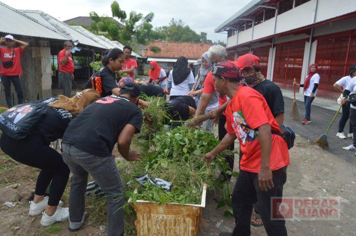Masa Kampanye, Pasukan Tempur Taufik Nurhidayat Lakukan Bersih Lingkungan