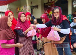 Berbagi Rezeki, Bu Nyai Berikan 1.000 Paket Sembako pada Warga Patimuan dan Kedungreja