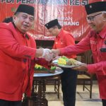 Yunianto-serahkan-potongan-tumpeng-pertama-kepada-senior-partai