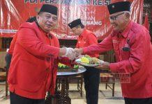 Yunianto-serahkan-potongan-tumpeng-pertama-kepada-senior-partai