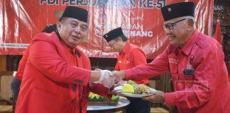 Yunianto-serahkan-potongan-tumpeng-pertama-kepada-senior-partai