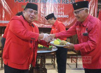Yunianto-serahkan-potongan-tumpeng-pertama-kepada-senior-partai