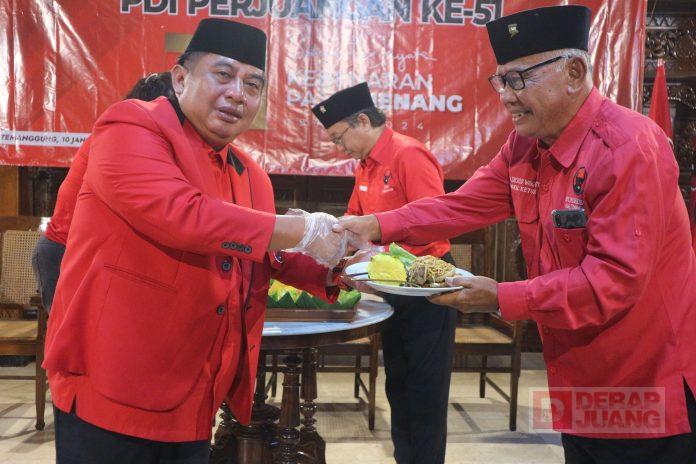 Yunianto-serahkan-potongan-tumpeng-pertama-kepada-senior-partai