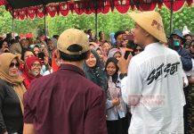 Ganjar Bawakan Program ‘1 Keluarga Miskin, 1 Sarjana’ pada Ribuan Anak Petani di Rembang Ganjar Bawakan Program '1 Keluarga Miskin, 1 Sarjan' pada Ribuan Anak Petani di Rembang