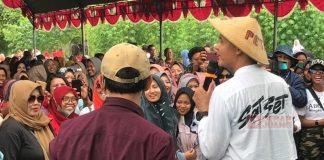 Ganjar Bawakan Program ‘1 Keluarga Miskin, 1 Sarjana’ pada Ribuan Anak Petani di Rembang Ganjar Bawakan Program '1 Keluarga Miskin, 1 Sarjan' pada Ribuan Anak Petani di Rembang