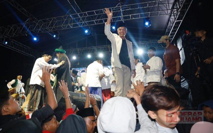 Malam Tahun Baru, Ganjar dan Gus Ali Gondorng Istighasah Bareng Ribuan Warga Semarang Malam Tahun Baru, Ganjar dan Gus Ali Gondorng Istighasah Bareng Ribuan Warga Semarang