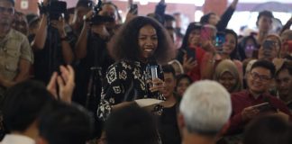 Reaksi Ganjar Ketika Dibacakan Puisi Wiji Thukul Oleh Pemuda Jepara Reaksi Ganjar Ketika Dibacakan Puisi Wiji Thukul Oleh Pemuda Jepara