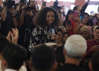 Reaksi Ganjar Ketika Dibacakan Puisi Wiji Thukul Oleh Pemuda Jepara Reaksi Ganjar Ketika Dibacakan Puisi Wiji Thukul Oleh Pemuda Jepara