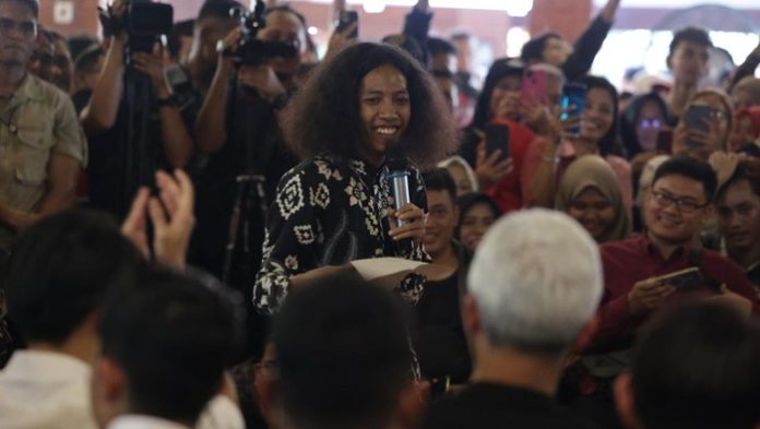 Reaksi Ganjar Ketika Dibacakan Puisi Wiji Thukul Oleh Pemuda Jepara Reaksi Ganjar Ketika Dibacakan Puisi Wiji Thukul Oleh Pemuda Jepara