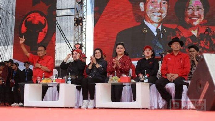 32.000 Massa PDI Perjuangan 'Merahkan' Stadion Pringgodani 32.000 Massa PDI Perjuangan 'Merahkan' Stadion Pringgodani