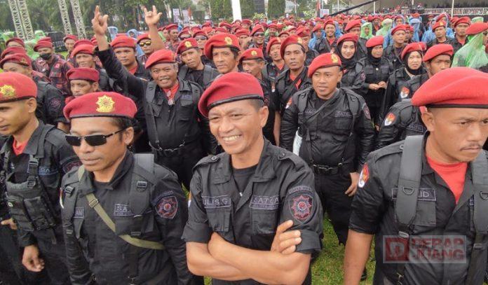 Diguyur Derasnya Hujan, Satgas Buktikan Punya Loyalitas Satgas Cakra Buana