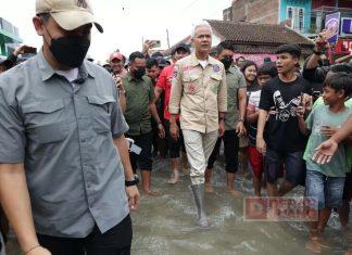 Tinjau Banjir Bandang, Ganjar Minta Relawan Bergotong-royong Bersama Pemerintah Bantu Korban
