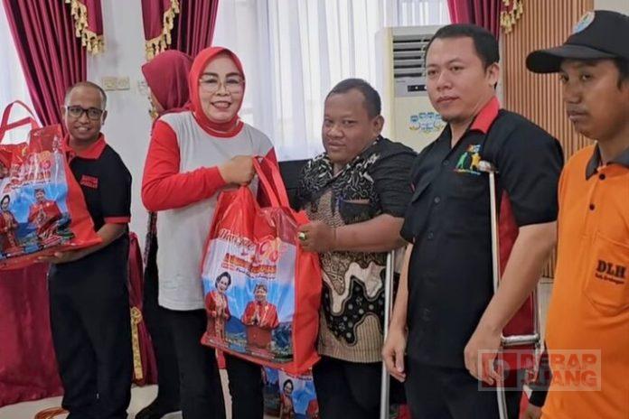 Penyerahan paket bakti sosial
