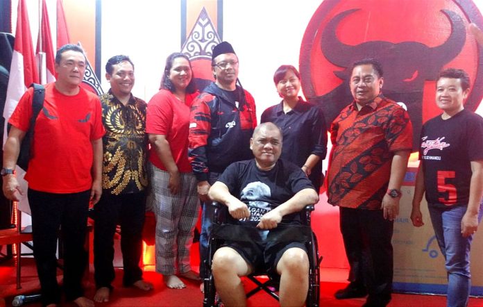 Mbak Casytha, bagikan Kursi Roda