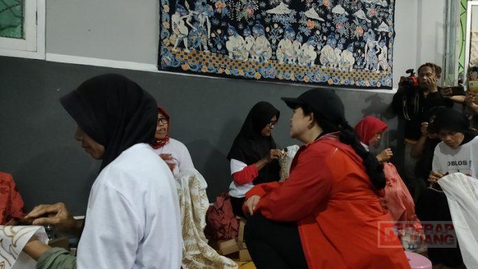 Puan Maharani Kunjungi Rumah Batik Gumelem dan Pembuat Gula Lira di Banjarnegara