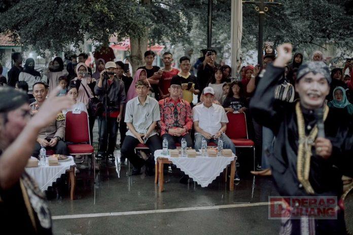 Sore ini menyaksikan kesenian di Taman Sari Komplek Kantor Kecamatan, ada launching VR Inyong 2.0 hibah dari teman-teman Udinus, Tarian bersama Sanggar Jagabaya Nuswantara, Begalan. Seru s (3)
