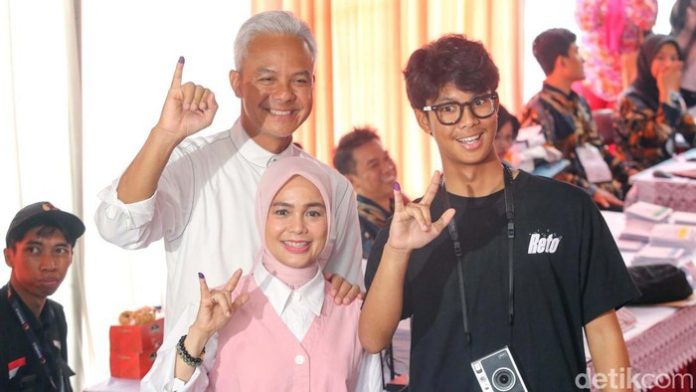 Ganjar Mencoblos 'Rambut Putih' di TPS 11 Semarang Ganjar Mencoblos 'Rambut Putih' di TPS 11 Semarang