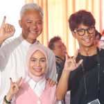 Ganjar Mencoblos 'Rambut Putih' di TPS 11 Semarang