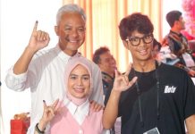 Ganjar Mencoblos 'Rambut Putih' di TPS 11 Semarang