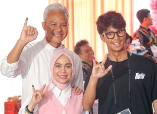 Ganjar Mencoblos 'Rambut Putih' di TPS 11 Semarang