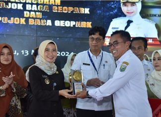Ristawati Hadiri Penyambutan Piala Adipura dan Resmikan Pojok Baca Geopark Ristawati Purwaningsih